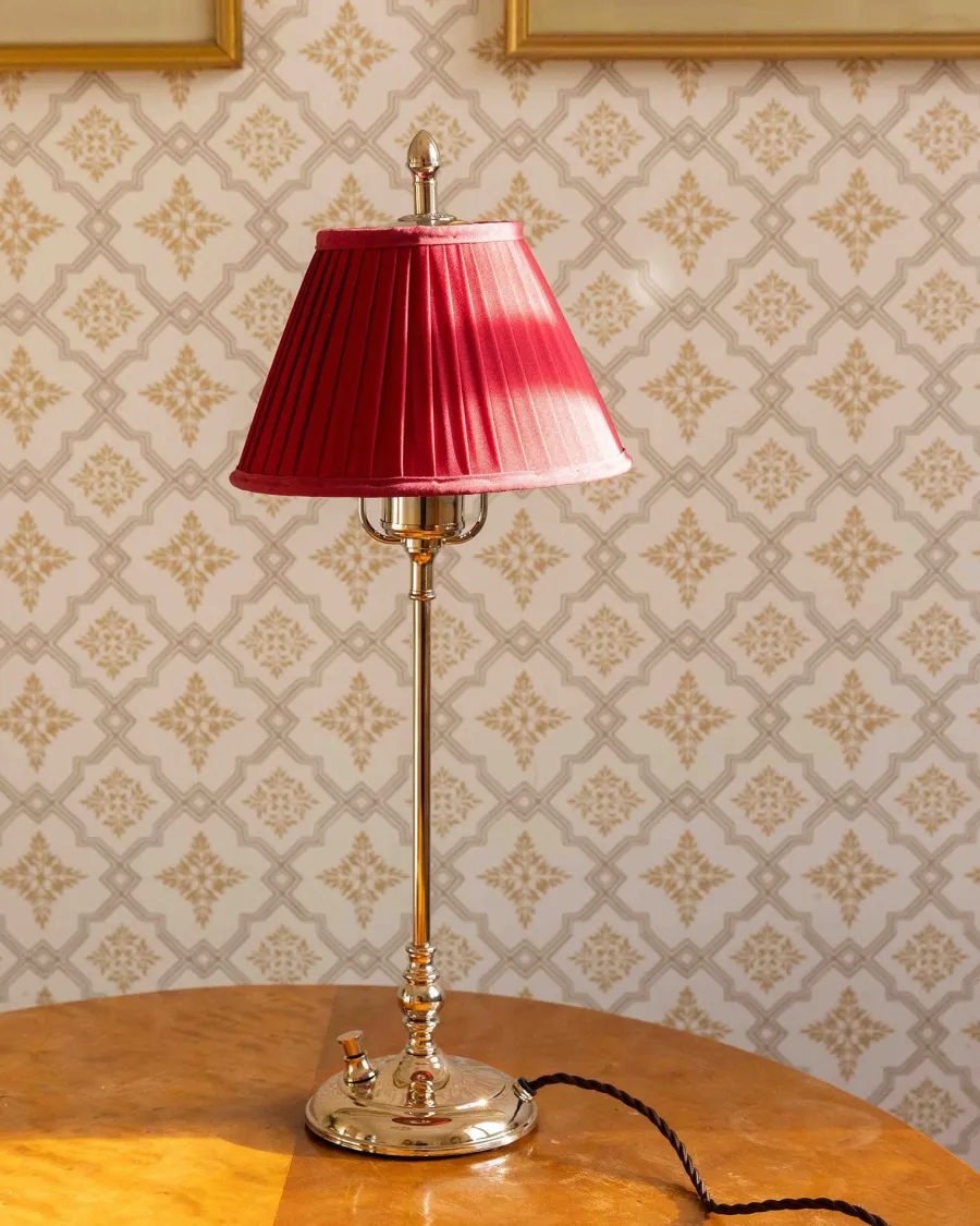Karlskrona Lampfabrik Bordslampor|Bordslampor I Mässing|Bordslampa - Ankarcrona 50 cm mässing, röd skärm