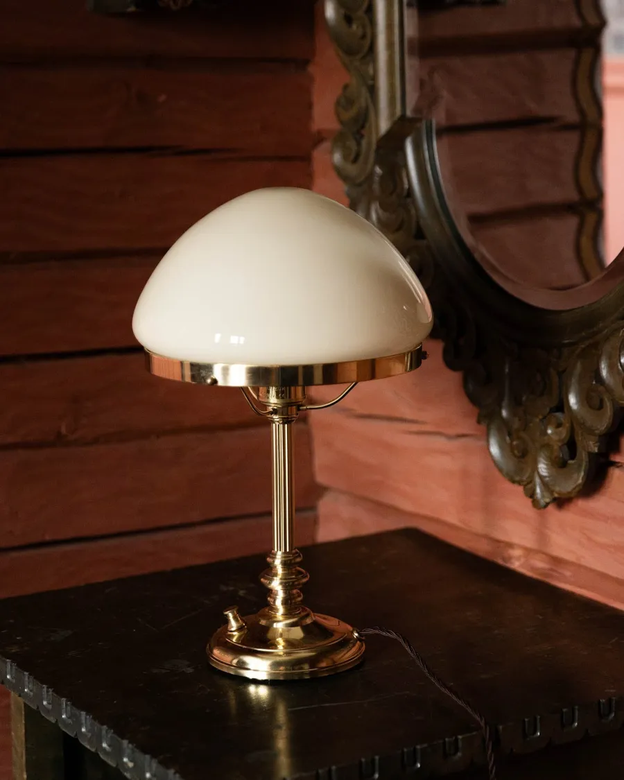 Karlskrona Lampfabrik Bordslampor|Bordslampor I Mässing|Bordslampa - Karlfeldt mässing, toppig benvit