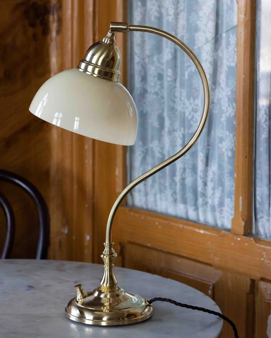 Karlskrona Lampfabrik Bordslampor|Bordslampor I Mässing|Bordslampa - Lagerlöf mässing, benvit skärm