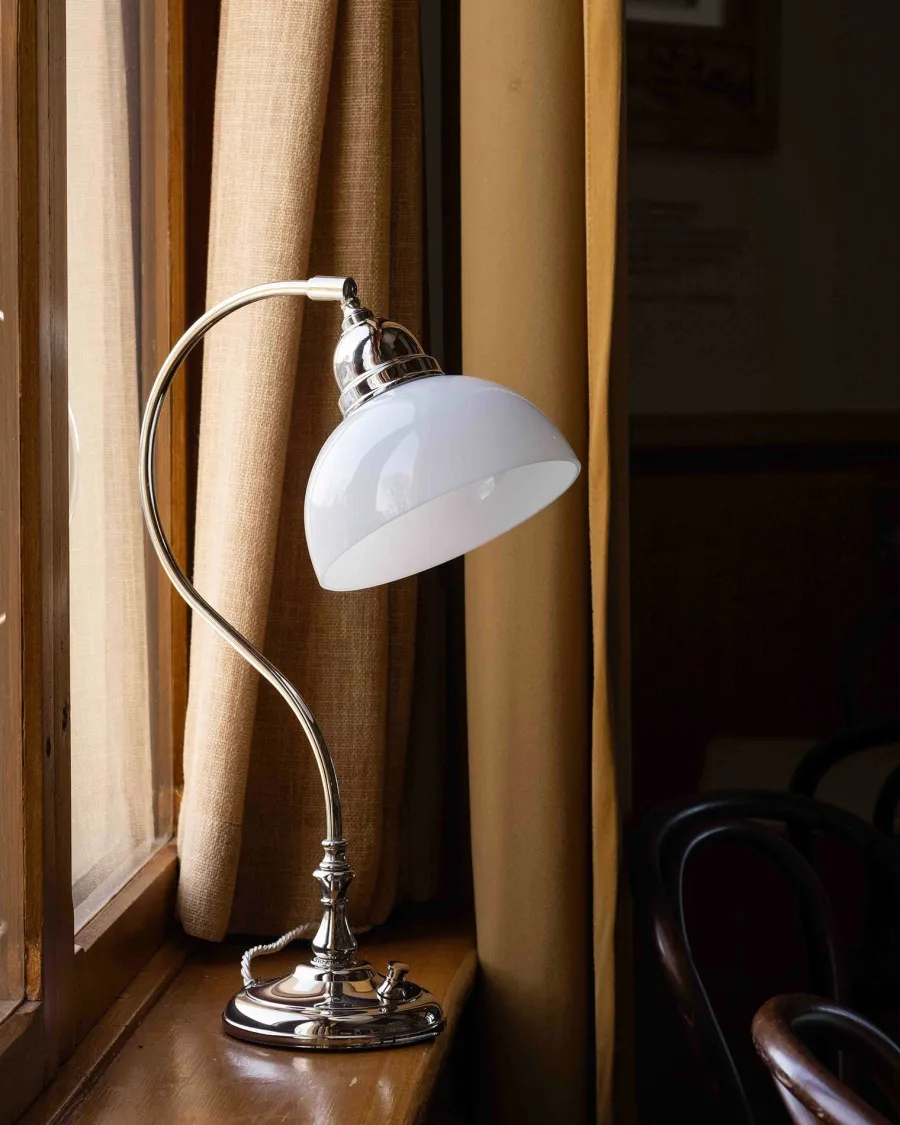 Karlskrona Lampfabrik Bordslampor|Bordslampa - Lagerlöf nickel med opalvit skärm