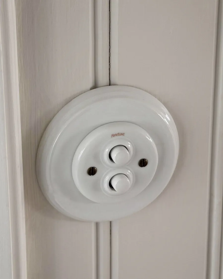 Fontini S.A. Dubbel Strömbrytare Med Dimmer|Strömbrytare Med Dimmer|Dimmer dubbel tryckknapp vitt porslin - Fontini infällt
