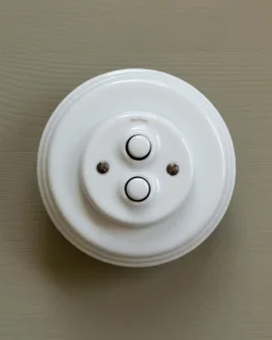 Fontini S.A. Dubbel Strömbrytare Med Dimmer|Strömbrytare Med Dimmer|Dimmer dubbel tryckknapp vitt porslin - Fontini infällt