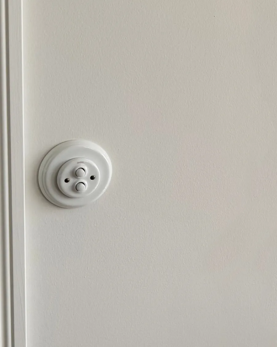 Fontini S.A. Dubbel Strömbrytare Med Dimmer|Strömbrytare Med Dimmer|Dimmer dubbel tryckknapp vitt porslin - Fontini infällt