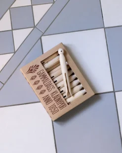 Grunne Produktion AB Presenttips|Städprodukter|Gammaldags klädnypor - Bykpojkar 20-pack