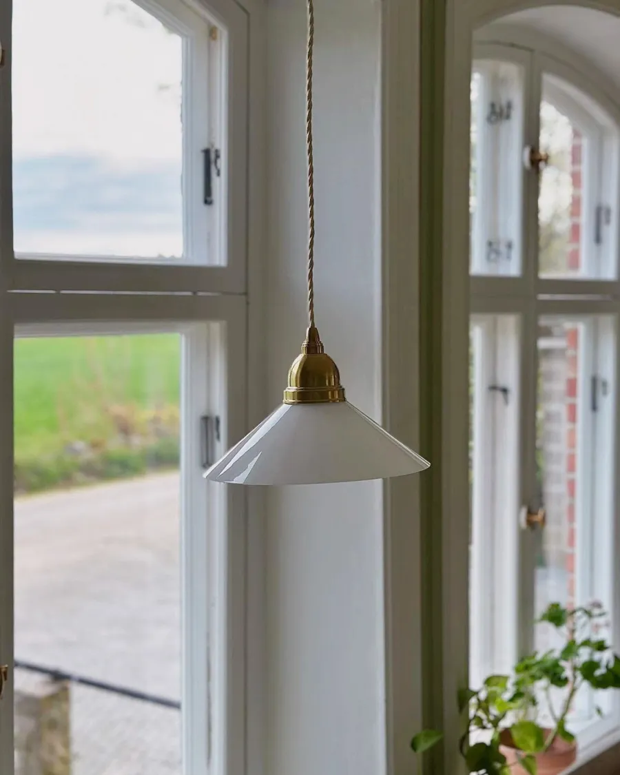 Karlskrona Lampfabrik Små Taklampor|Pendellampor|Taklampa - Byström sladdpendel 60 mässing, vit skärm