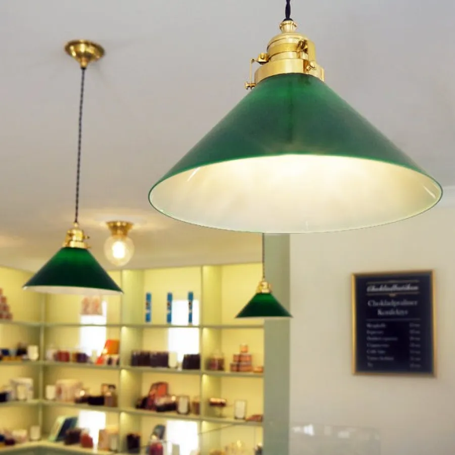 Karlskrona Lampfabrik Skomakarlampor|Taklampa - Skomakarsladd mässing, hög grön skärm 25 cm