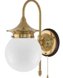 Karlskrona Lampfabrik Vägglampor Med Glaskupa|Vägglampor I Mässing|Vägglampa - Fryxell mässing, opalvit klot