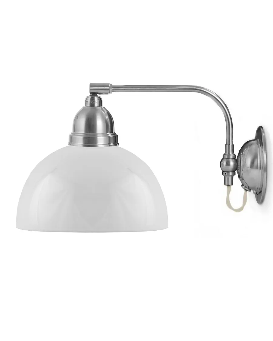 Karlskrona Lampfabrik Vägglampor I Nickel|Vägglampor Med Glaskupa|Vägglampa - Gripenberg nickel, opalvit halvsfär, vit