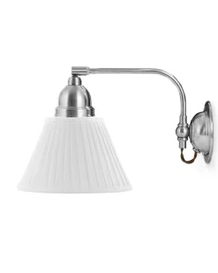 Karlskrona Lampfabrik Vägglampor I Nickel|Vägglampor Med Tygskärm|Vägglampa - Gripenberg nickel, vit tygskärm, brun