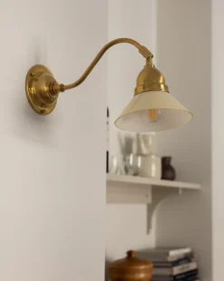 Karlskrona Lampfabrik Vägglampor Med Glaskupa|Vägglampor I Mässing|Vägglampa - Runeberg mässing, benvit skomakarskärm
