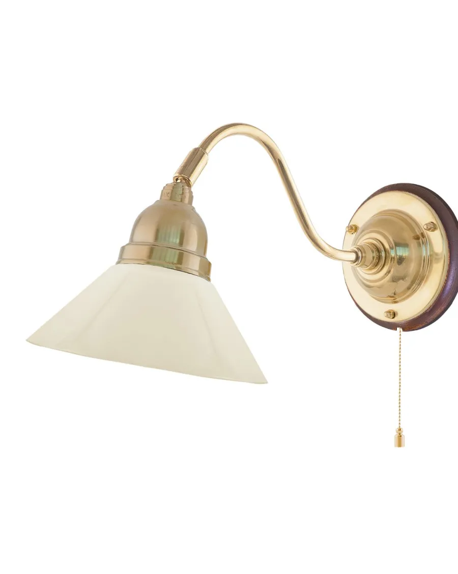 Karlskrona Lampfabrik Vägglampor Med Glaskupa|Vägglampor I Mässing|Vägglampa - Runeberg mässing, benvit skomakarskärm