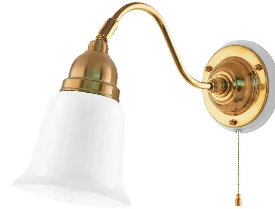 Karlskrona Lampfabrik Vägglampor Med Glaskupa|Vägglampor I Mässing|Vägglampa - Runeberg mässing, opalvit klocka