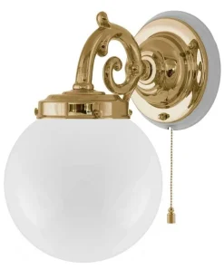 Karlskrona Lampfabrik Vägglampor Med Glaskupa|Vägglampor I Mässing|Vägglampa - Topelius mässing, opalvit klot