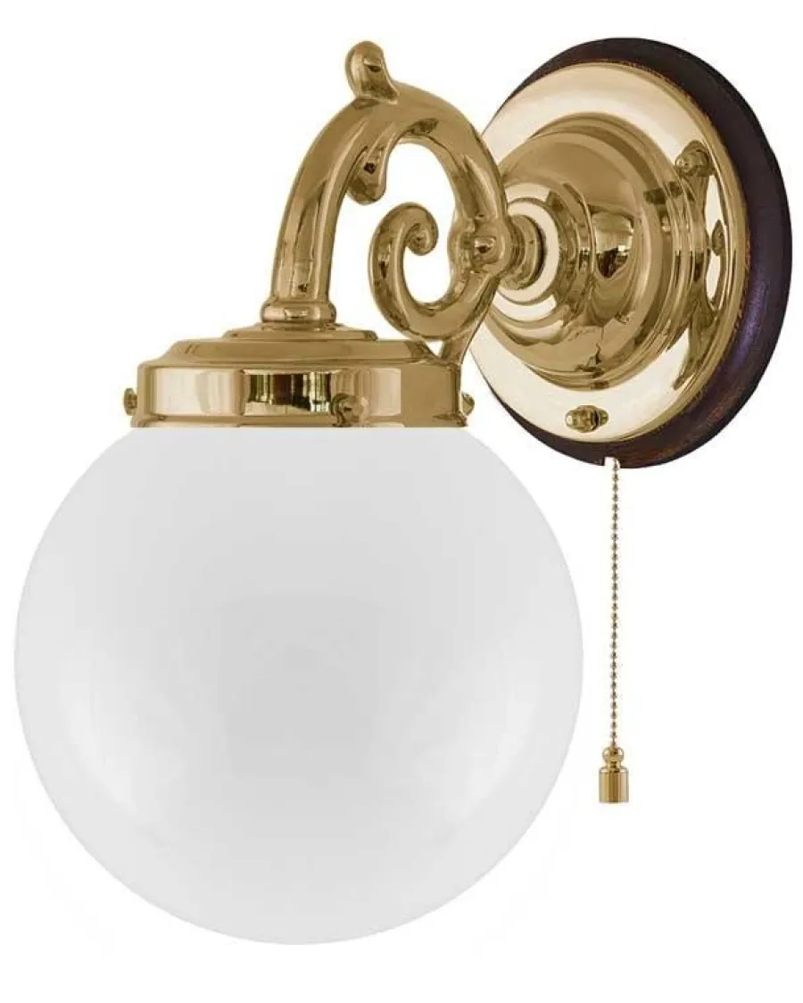 Karlskrona Lampfabrik Vägglampor Med Glaskupa|Vägglampor I Mässing|Vägglampa - Topelius mässing, opalvit klot
