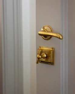 Sibes Metall AB Gammaldags Lås|Låsvred Toalett|WC-regel rund för modern dörr - Toalettlås mässing