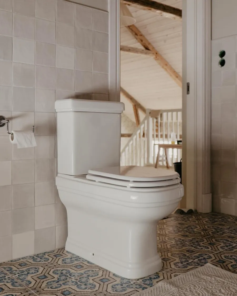 Badex AB Golvstående Toaletter|WC - Riviera golvstående toalett, P-lås med sits & behandlad mässing