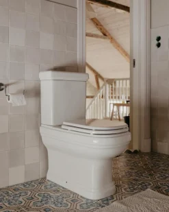 Badex AB Golvstående Toaletter|WC - Riviera golvstående toalett, P-lås med sits & kromdetaljer