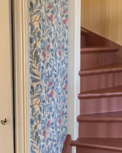 Sanderson Design Group Brands Ltd Mönstrade Tapeter|Blommiga Tapeter|William Morris & Co. Tapet - Arbutus Woad/Russet