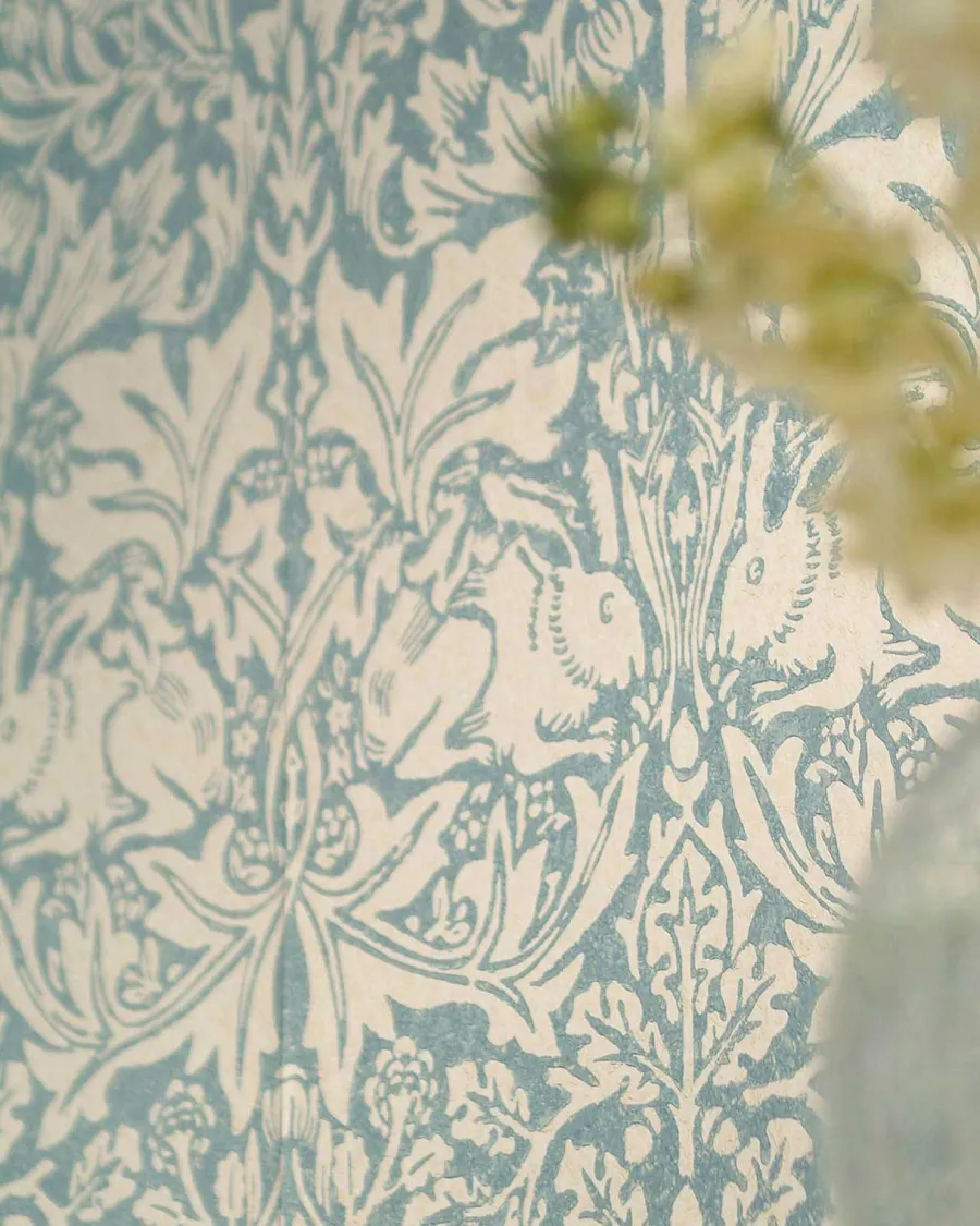 Sanderson Design Group Brands Ltd Mönstrade Tapeter|Blommiga Tapeter|William Morris & Co. Tapet - Brer Rabbit Indigo/Vellum