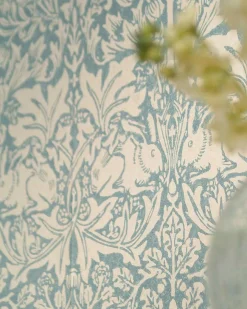 Sanderson Design Group Brands Ltd Mönstrade Tapeter|Blommiga Tapeter|William Morris & Co. Tapet - Brer Rabbit Slate/Vellum