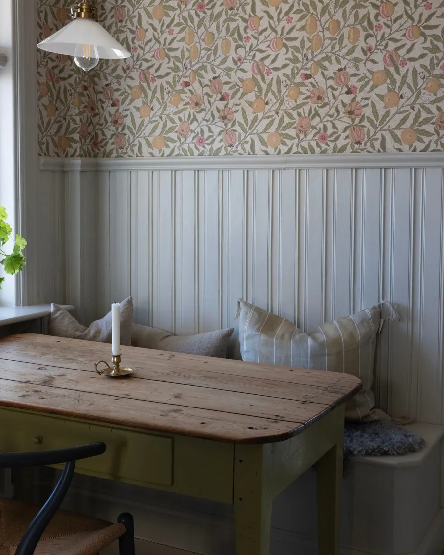 Sanderson Design Group Brands Ltd Mönstrade Tapeter|Blommiga Tapeter|William Morris & Co. Tapet - Fruit Limestone/Artichoke