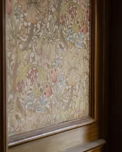 Sanderson Design Group Brands Ltd Mönstrade Tapeter|Blommiga Tapeter|William Morris & Co. Tapet - Golden Lily Green/Red