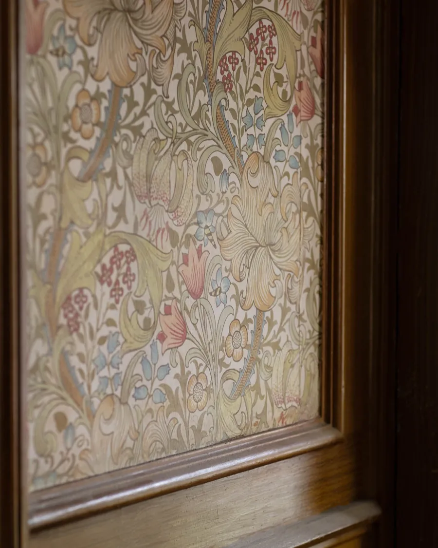 Sanderson Design Group Brands Ltd Mönstrade Tapeter|Blommiga Tapeter|William Morris & Co. Tapet - Golden Lily Green/Red