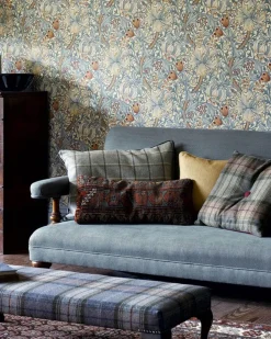 Sanderson Design Group Brands Ltd Mönstrade Tapeter|Blommiga Tapeter|William Morris & Co. Tapet - Golden Lily Slate/Manilla