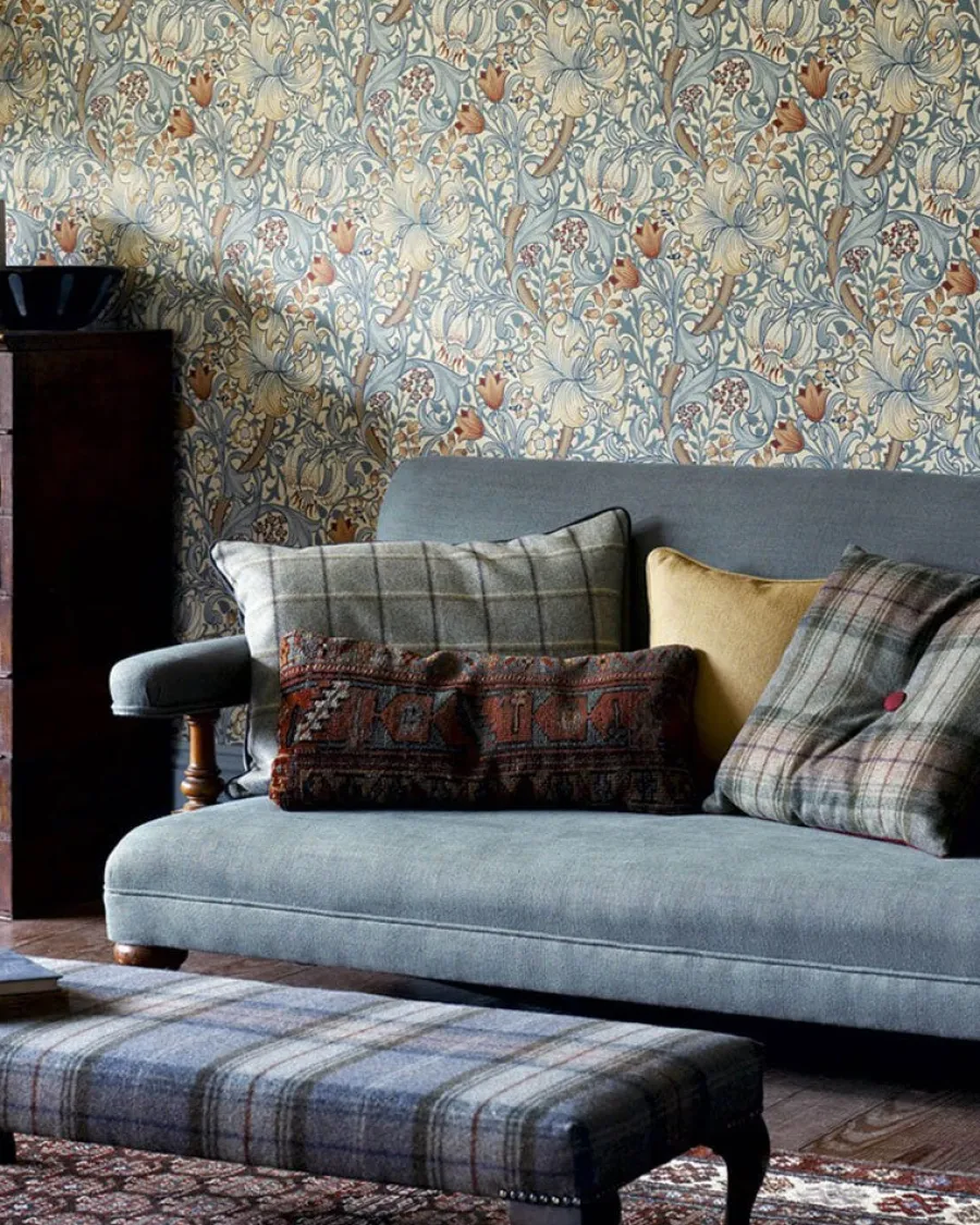 Sanderson Design Group Brands Ltd Mönstrade Tapeter|Blommiga Tapeter|William Morris & Co. Tapet - Golden Lily Slate/Manilla