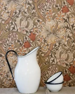 Sanderson Design Group Brands Ltd Mönstrade Tapeter|Blommiga Tapeter|William Morris & Co. Tapet - Golden Lily Fig/Burnt orange