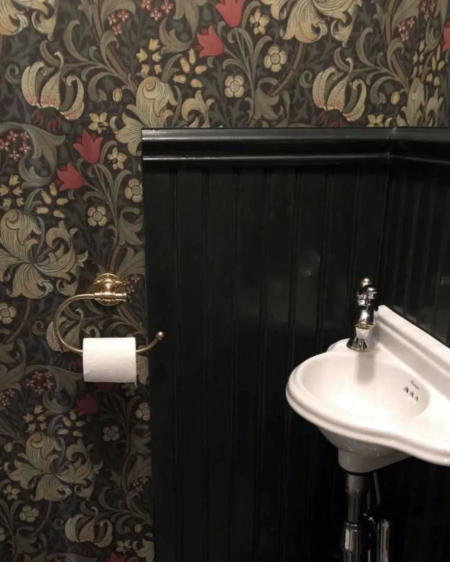 Sanderson Design Group Brands Ltd Mönstrade Tapeter|Blommiga Tapeter|William Morris & Co. Tapet - Golden Lily Charcoal/Olive