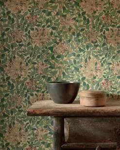Sanderson Design Group Brands Ltd Mönstrade Tapeter|Blommiga Tapeter|William Morris & Co. Tapet - Honeysuckle cream/chocolate