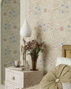 Sanderson Design Group Brands Ltd Mönstrade Tapeter|Blommiga Tapeter|William Morris & Co. Tapet - Larkspur Manilla/Old Rose