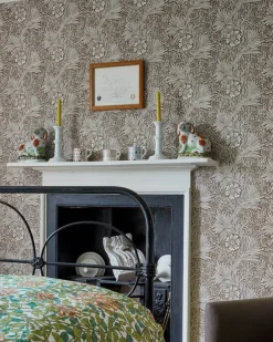 Sanderson Design Group Brands Ltd Mönstrade Tapeter|Blommiga Tapeter|William Morris & Co. Tapet - Marigold Chocolate/Cream