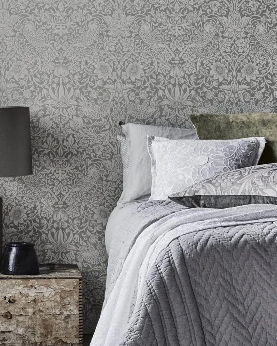 Sanderson Design Group Brands Ltd Mönstrade Tapeter|William Morris & Co - Tapeter|William Morris & Co. Tapet - Pure Strawberry Thief Silver/Stone